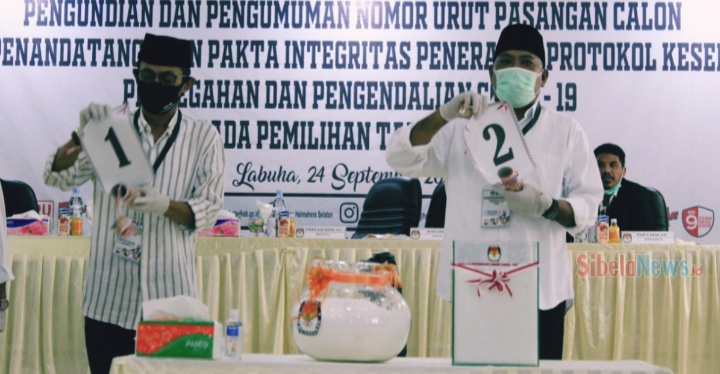 Foto Pasangan Usman - Bassam Dan Helmi - Laode Melakukan Pencabutan Nomor Urut.