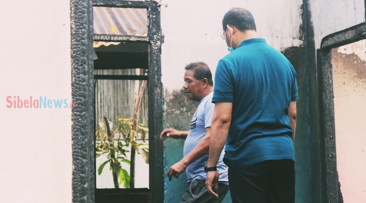 Foto, Calon Wakil Bupati Halmahera Selatan (Halsel) Bassam Kasuba Saat Mengunjungi Rumah Terbakar Di Desa Amasing Goro (foto: alif)