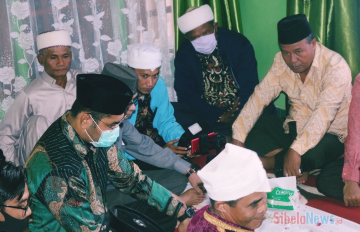 Foto Calon Wakil Bupati Halmahera Selatan Bassam Kasuba Menjadi Saksi Akad Nikah (foto: alif)