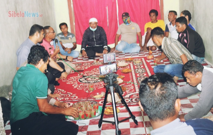 Foto Wakil Bupati Halsel Bassam Kasuba masyarakat Desa Teokona (foto: alif)