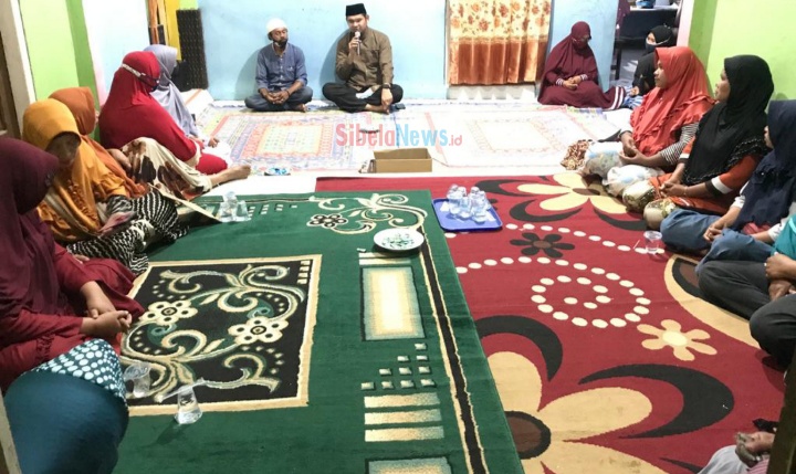 Foto calon Wakil Bupati Kabupaten Halmahera Selatan (Halsel) periode 2020-2025, Hasan Ali Bassam Kasuba bersama Istri tercinta menghadiri Kegiatan pertemuan Majelis Ta'lim yang dilaksanakan di Desa Mandaong (foto: alif)