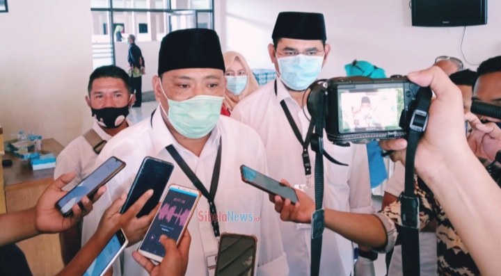 Foto Pasangan Usman Sidik dan Bassam Kasuba Saat Di Wawancarai Sejumlah Awak Media.