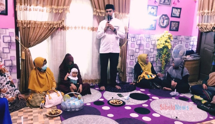 Foto Ketika Calon Wakil Bupati Bassam Kasuba Menyampaikan Siloloa Di Hadapan Ibu-Ibu Keluarga Besar Madura (foto: alif)