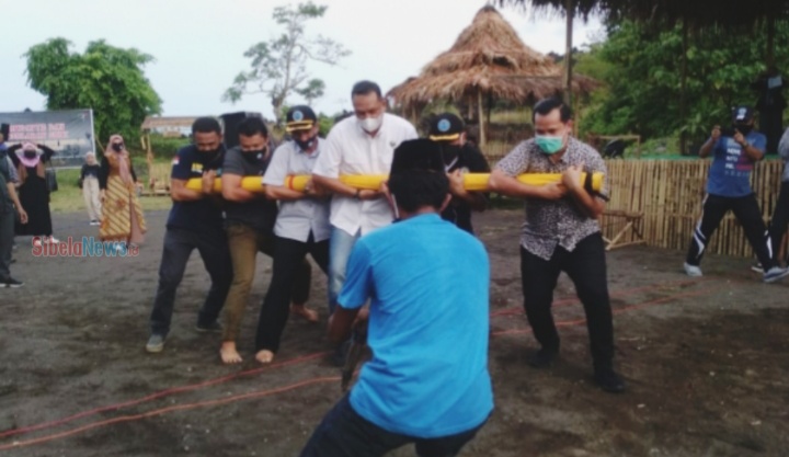 Foto Kepala BNNP Malut Saat Bermain Bambu Gila (foo: hamas BNNP Malut)