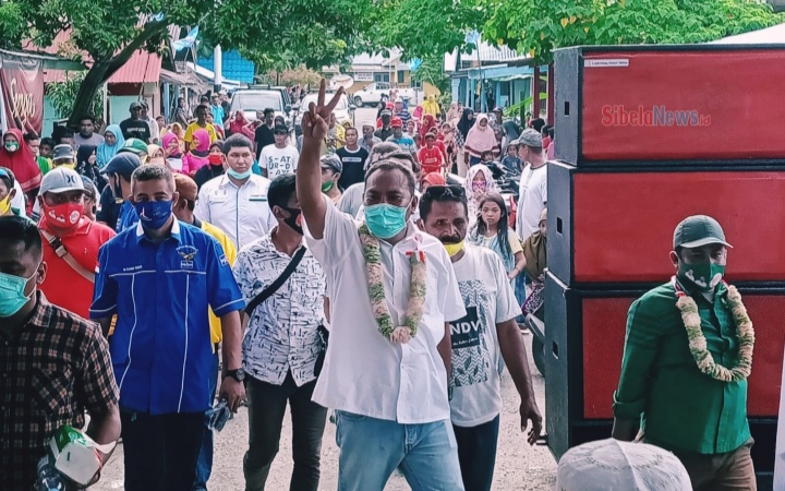 Foto Calon Bupati Usman Sidik Saat Bersilahturrahmi Dengan Masyarakat Makayoa (foto: Utam)