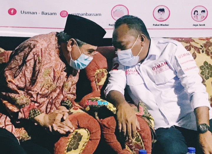 Foto Romantis Dr. Muhammad Kasuba MA Dan Calon Bupati Hi. Usman Sidik (foto. alif)