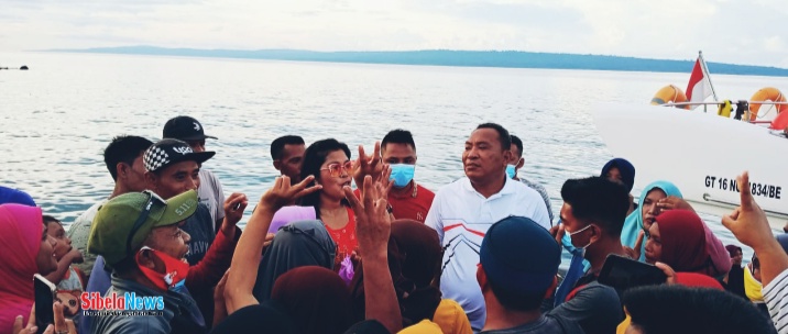 Foto Masyarakat Obi Jemput Usman Sidik.