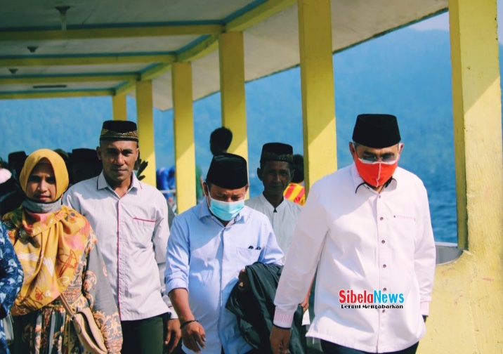 Foto Saat Dr. Muhammad Kasuba Di Jemput Di Pelabuhan Desa Nusababulah.