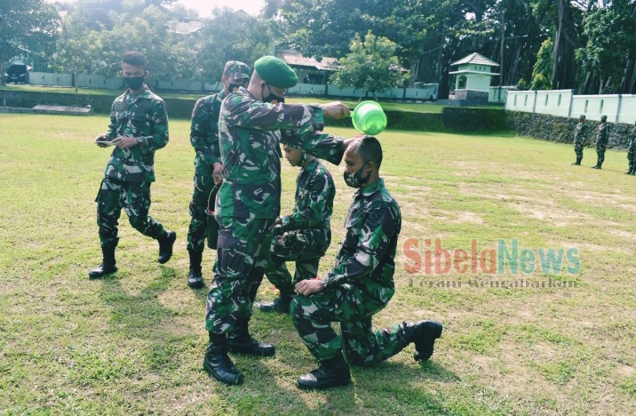 Foto upacara tradisi satuan di lapangan Makodim 1509/Labuha, tradisi masuk satuan dipimpin oleh pasilog Kapten Czi Mustamin sekaligus dilanjutkan acara tradisi penyiraman bunga. (foto Humas Makodim 1509/Labuha/Selasa 11-01-21)