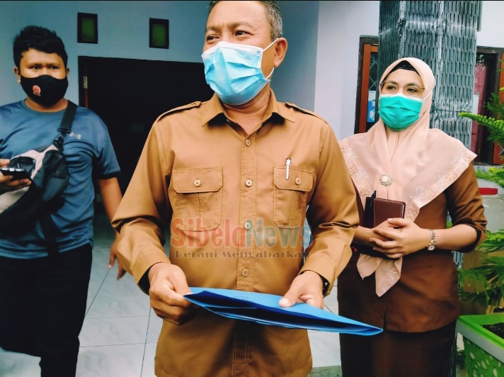 Foto Kepala Dinas Kesehatan Provinsi Maluku Utara dr. Idhar Sidi Umar Saat Di Wawancarai Sejumlah Awak Media (foto Adhy/Senin 11-01-21)