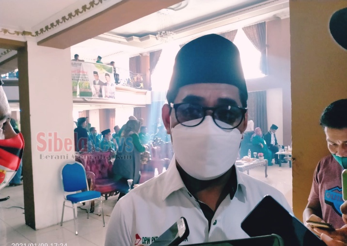 Foto Jasri Usman Saat Di Wawancarai Sejumlah Awak Media. (foto. Kano, 09-01-21)