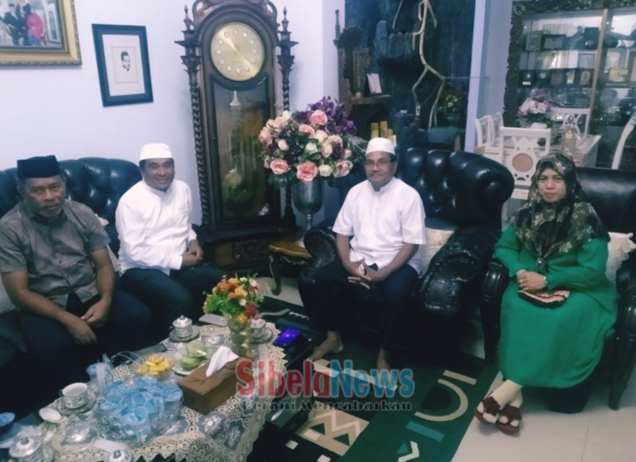 Foto Bersama Saat Bersilahturai H. Is Suab Ketua DPW PKS, Sekertaris DPW PKS, dan Mantan Wakil Gubernur Malut Beserta Istri. (Foto Ki-Ka/Selasa -12-01-21)