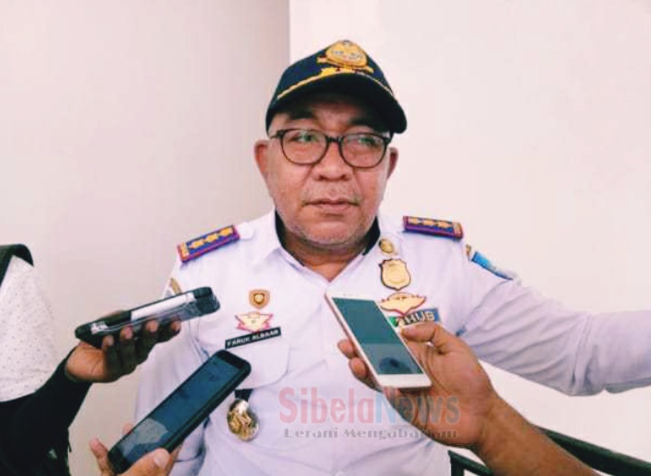 Foto Faruq Albaar sebagai Kadishub Saat di wawancarai di gedung DPRD Kota Ternate.