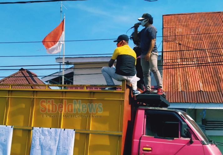 Foto Aksi LSM Kalesang Institut Provinsi Maluku Utara mengelar aksi unjuk rasa didepan Kantor Balai Jalan dan Jambatan di Wilayah Provinsi Malut, (foto Adhy/Selasa, 12-01-21)