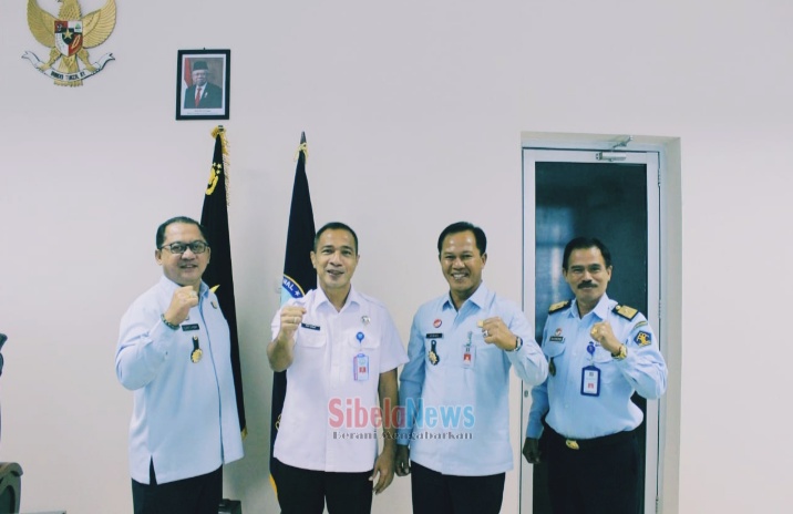 Foto Kakanwil Kemenkumham Maluku Utara, M. Adnan, S.H., M.H, didampingi Kadiv Imigrasi, Felianto Akbar, S.E., M.M. dan Kadiv Administrasi Raymond Takansenseran, sambangi BNNP Malut dan diterima langsung oleh kepala BNNP Malut, Brigjen Pol. Roy Hardi Siahaan.