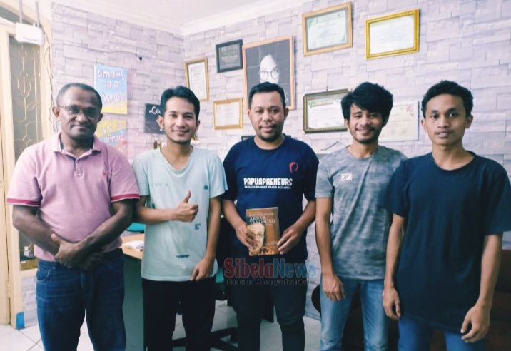 Foto Bersama Di Saat Selesai Berdiskusi.