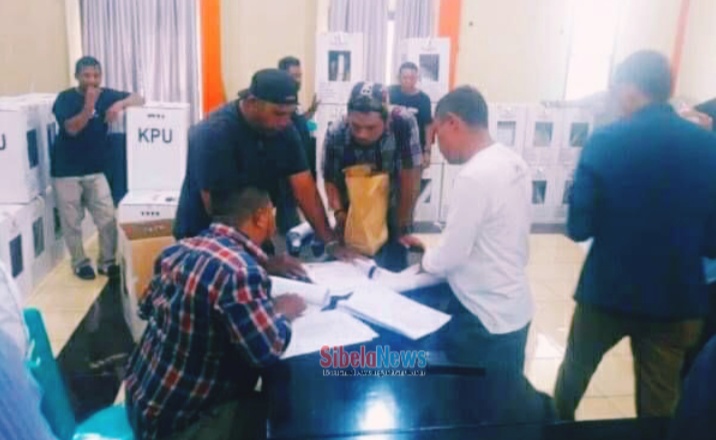 Foto Komisi Pemilihan Umum (KPU) Halmahera Barat Saat Membuka Kota Suara Di Aula KPU Halbar. 