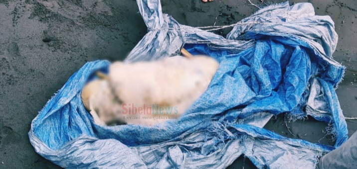 Foto Sosok Mayat Misterius Tanpa Identitas Saat Di Temukan Warga.