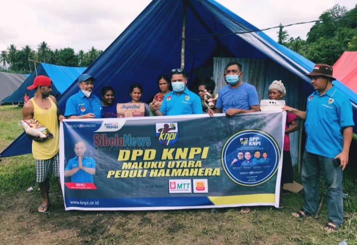 Foto Bersama KNPI Dan Masyarakat Korban Banjir. (foto Istimewa)