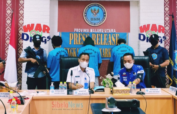 Foto Kepala BNNP Malut Roy Hardi Sehaan, S.IK. S.H. M.H kepada awak media diruang perss BNNP Malut. (foto Humas BNNP malut) 