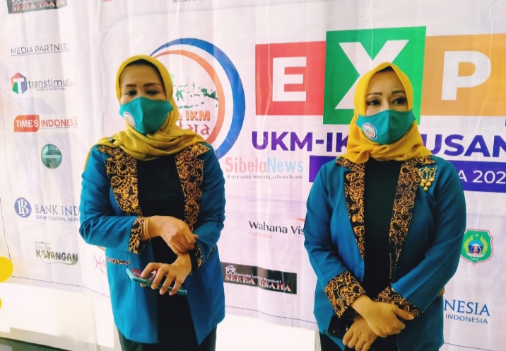 Foto Ketua Wilayah UKM-IKM Maluku Utara, Nurlela Syarif. Dan Ketua Umum UKM- IKM, Hj. Chandra Manggih Rahayu. (foto Beni)