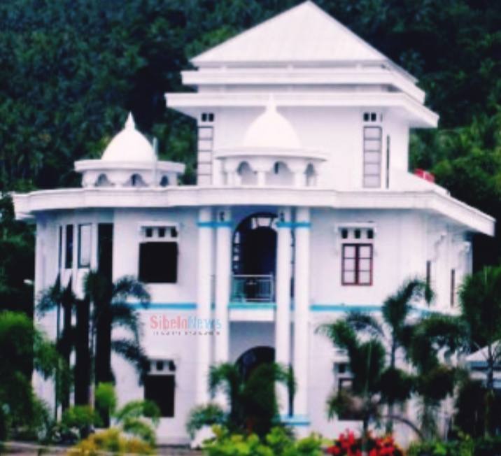 Foto Gedung Putih STKIP Kieraha Ternate. 