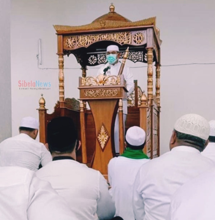 Foto Dr. H. Muhammad Kasuba, MA Saat Membawakan Khutba Perdana di Mesjid Raya Agung Alkhairat Halmahera Selatan.