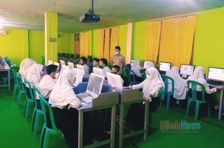 Foto Drs. H. Jamin Muhammad Nur, M.Pd kepala MTs Negeri 1 Morotai Saat Memantau Langsung seleksi Nasional Peserta Didik Baru (SNPDB) Man Insan Cendikia secara serentak di seluruh Indonesia.
