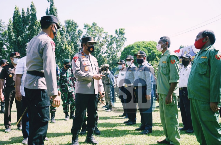 Foto Kapolda Maluku Utara Irjen Pol. Risyapudin Nursin, S.I.K., Saat Memeriksan Pasukan Disaat Apel. 