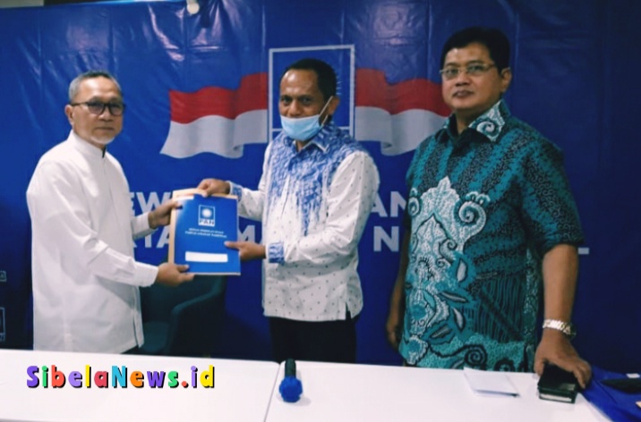 Foto Ketua Umum DPP PAN Zulkifli Hasan Menyerahkan Langsung SK Kepada Ketua DPD PAN Halsel Terpilih Muhtar Sumaila.