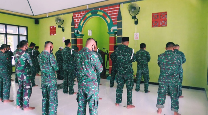 Foto Para Personil Kodim 1509/Labuha Menggelar Shalat Ghaib dan Doa untuk Para Prajurit TNI yang telah mendahului di Masjid Al-Khafi Darmawangsa Kodim 1509/Labuha.