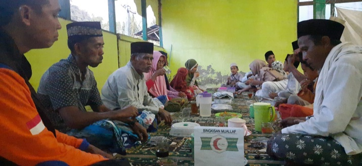 Foto Saat Buku Puasa Bersam Dengan Keluarga Mu'allaf Di Dua Desa (foto/achy)