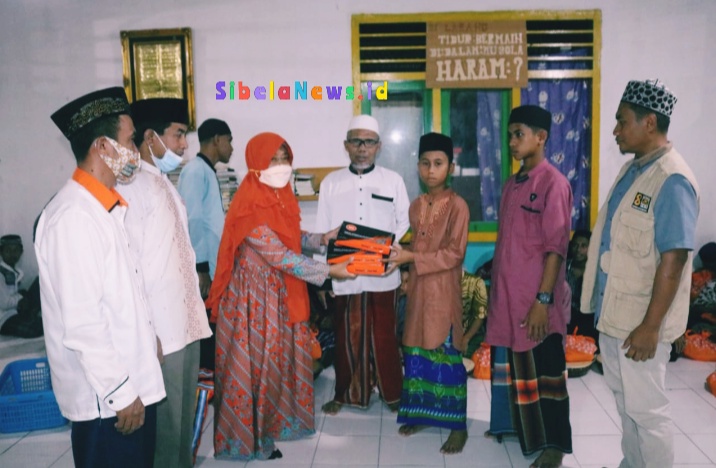 Foto Ketua Fraksi PKS DPRD Kabupaten Halmahera Selatan, Kepada Anak Pondok Pesantren Al-Kahfi. 