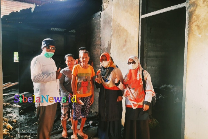 Foto Saat Angota DPRD Fraksi PKS Halsel Membagikan Bantuan Di Keluarga Mengalami Kebakaran. (foto/acul)