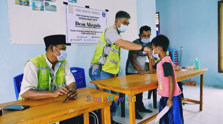 Foto Saat Anak Yatim Menerima Bantuan Dari Harita. (foto/Humas Harita) 