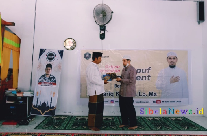 Foto Saat Ustat M. Toriq Kasuba, Lc., MA, Menyerahkan Bantuan Al-Qur'an Di Salah Satu Mesjid Di Desa Pula Makean. (foto/Bahrdin)