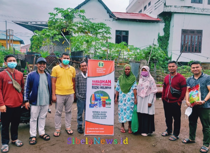 Foto Bersama Saat Selesai Pembagian Paket Ramadhan. 