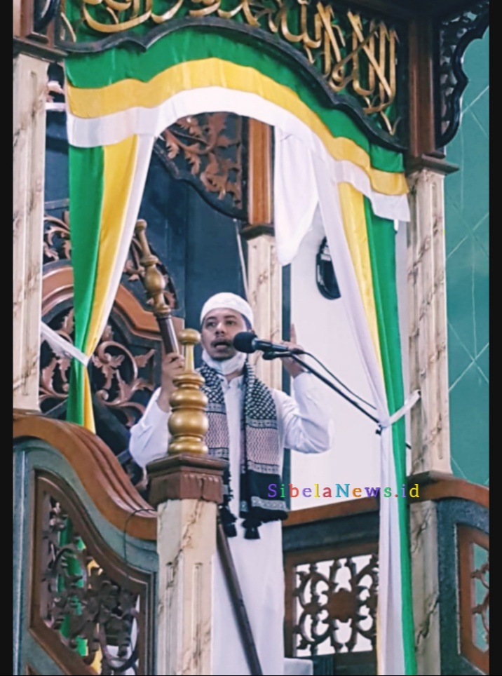 Foto stadz M. Toriq Kasuba, Lc, Menyampaikan Khotbahnya Di Masjid Raya Al-Mulawwar Ternate. (foto/Brudin)