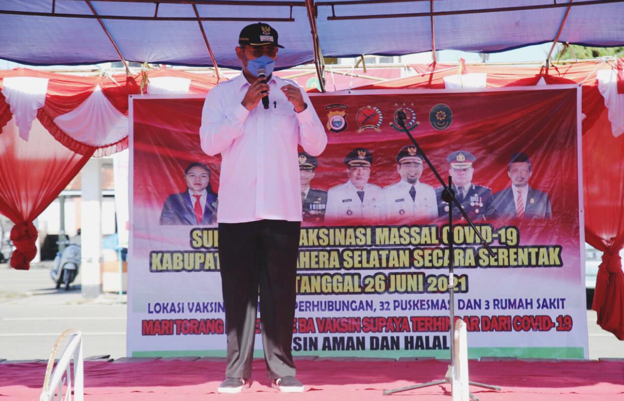 Foto Wakil Bupati Halmahera Selatan Hasan Ali Bassam Kasuba Saat Menyampaikan Sambutan Di Kegiatan Vaksinasi Massal Serentak. (foto/cecep)