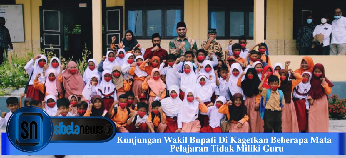 Foto Wakil Bupati Halssl Hasan Ali Bassam Kasuba Saat Foto Bersama Dengan Murid SD Desa Bajo. (foto/cecep)