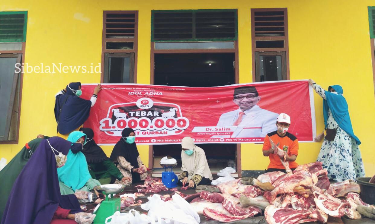 Foto Panitia Qurban Saat Membagikan Dagin Qurban Kepada Masyarakat Di Sekretariat DPD PKS. (foto/Juldi)