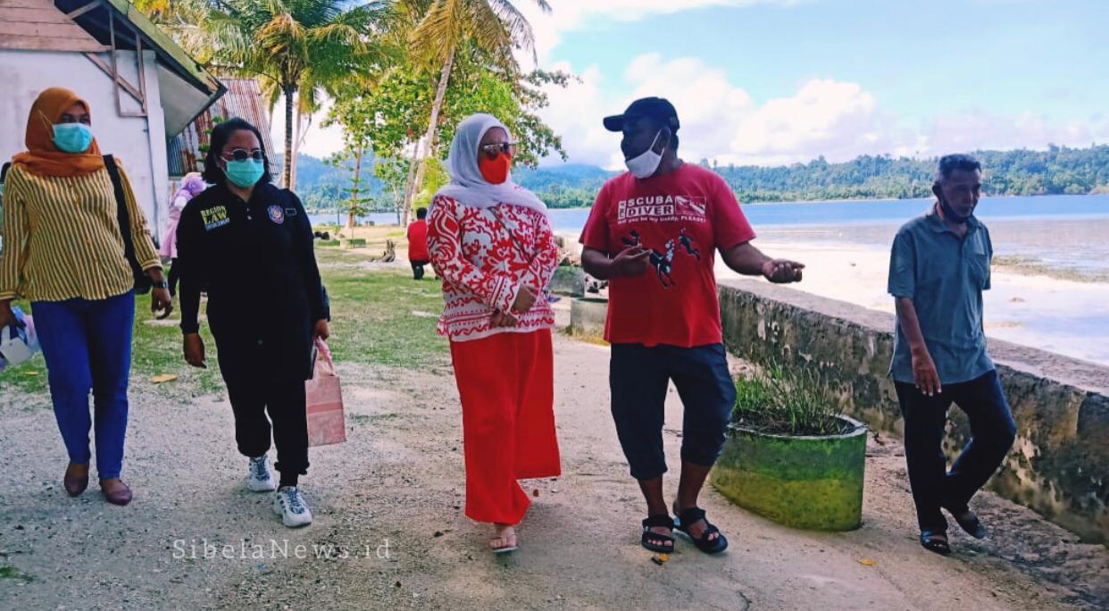 Foto Ketua PKK Halsel Hj. Eka Dahliani Abusama didampingi Saat Tinjau Wisata Nusa Ra. (foto/ifan)
