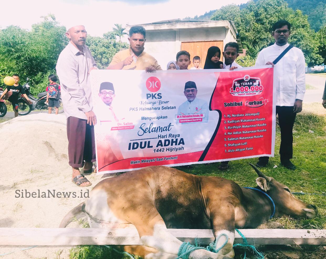 Foto Saat Menyerahkan Hewan Kurban Di Mesjid Babang. (foto/alif)