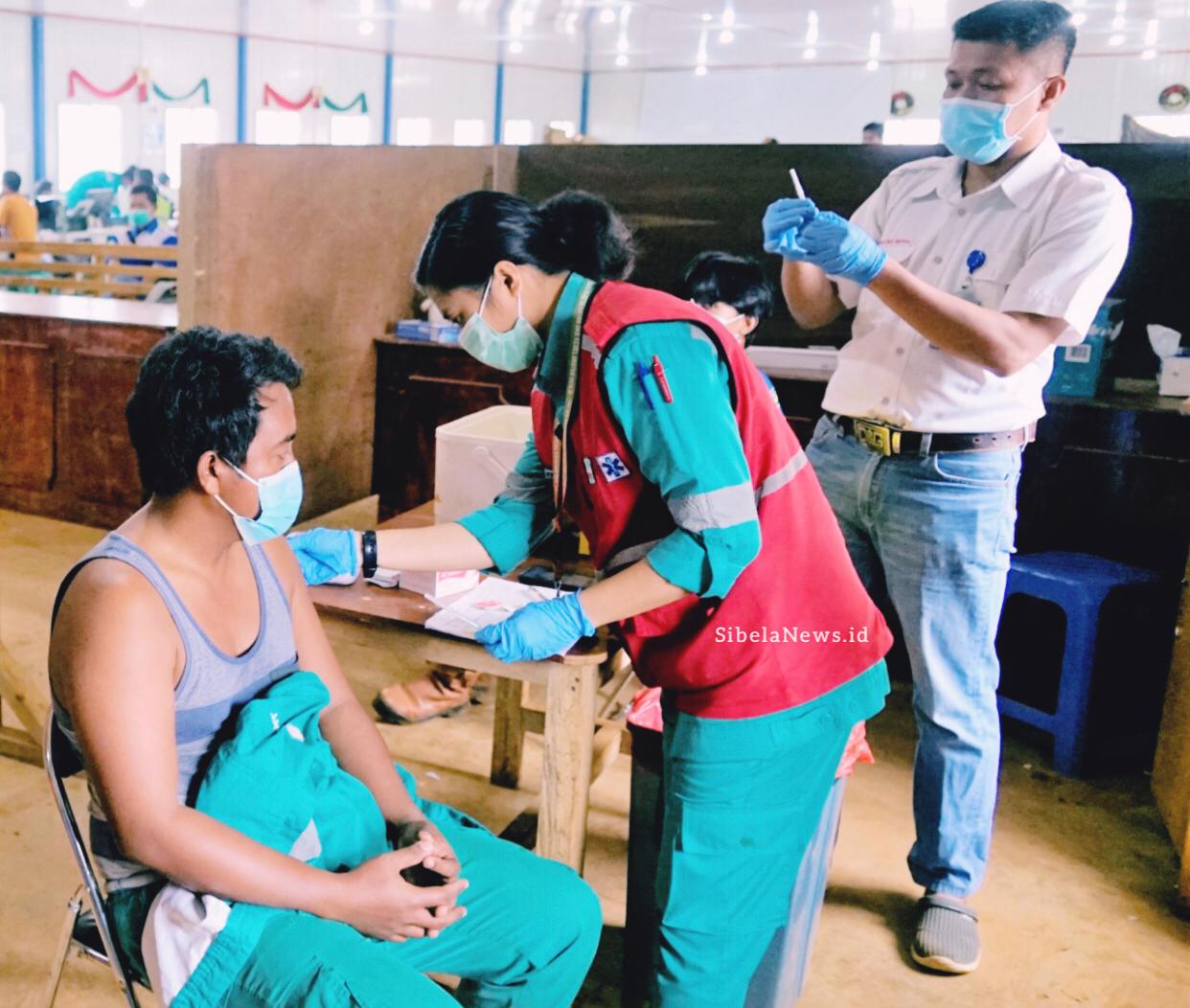 Foto Kariawan Saat Vaksinasi.(foto Humas)