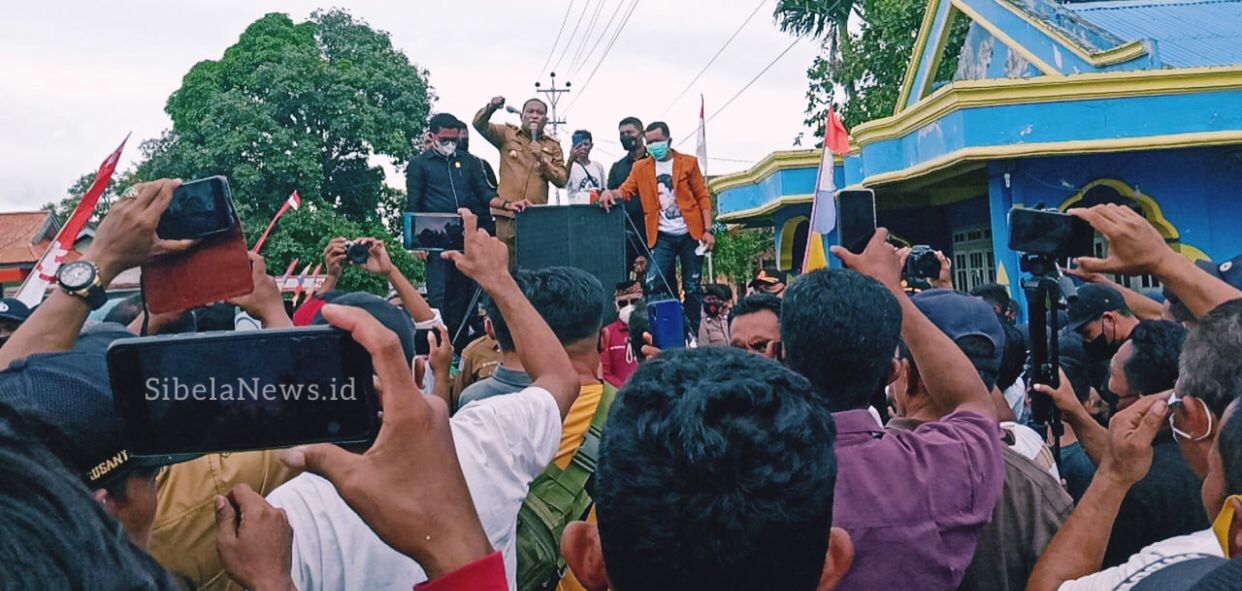 Foto: Bupati Halmahera Selatan Hi. Usman Sidik Saat Bertemu Dengan Masa Aksi. (foto/ivan)