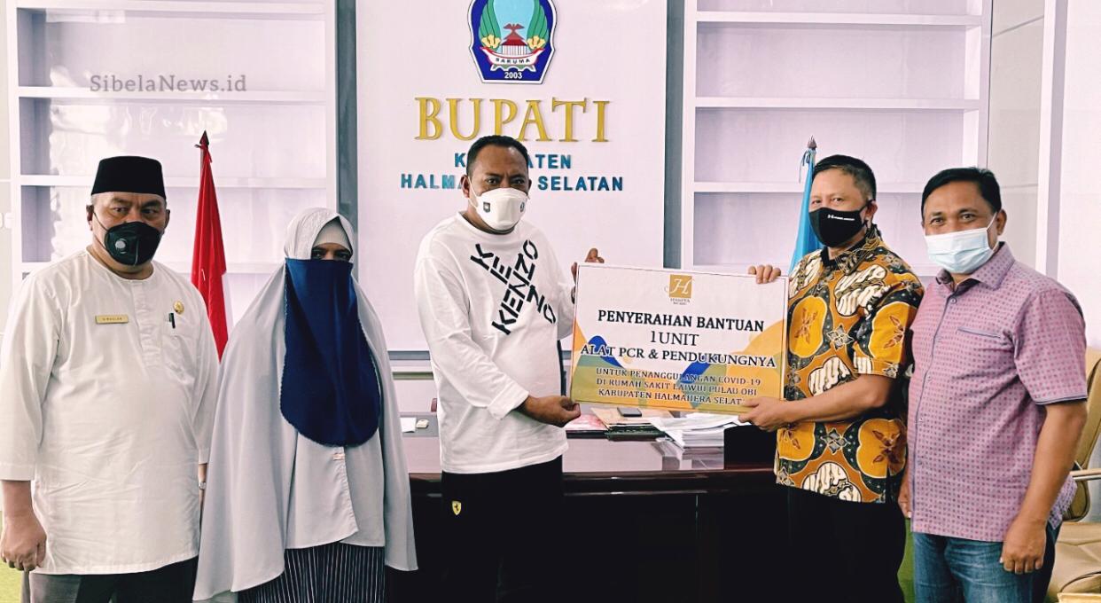 Foto Bupati Halsel H. Usman Sidik Saat Menerima Bantuan Dari Harita. (foto Istimewah)