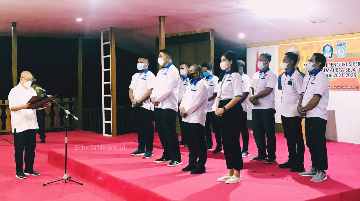 Foto Wakil Bupati Dilantik Menjadi Ketua Perbasi Halsel Oleh Ketua Umum Pusat Denny Kosasih. (foto/alif)