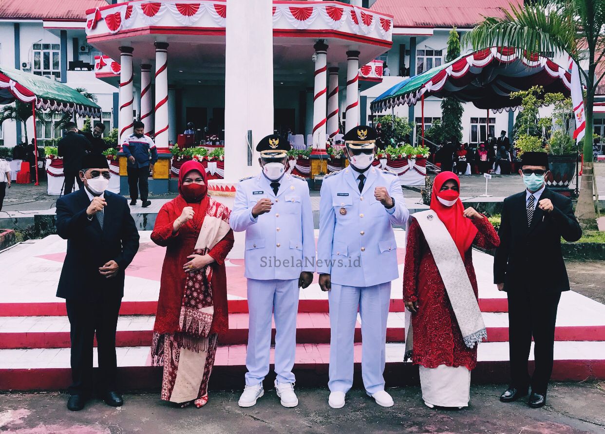 Foto Mantan Bupati Dua Periode 2005-2015 Dr.Hi. Muhammad Kasuba, MA, Iswan Hasjim mantan wakil Bupati 2015-2020, Bupati Halsel Hi. Usman Sidik, Hasan Ali Bassam Kasuba Wakil Bupati Halsel, Istri Bupati Halsel Hj. Eka Dahliani Abusama, dan Rifa’at Al Sa’adah Istri Wakil Bupati Halsel. (Foto/alif)