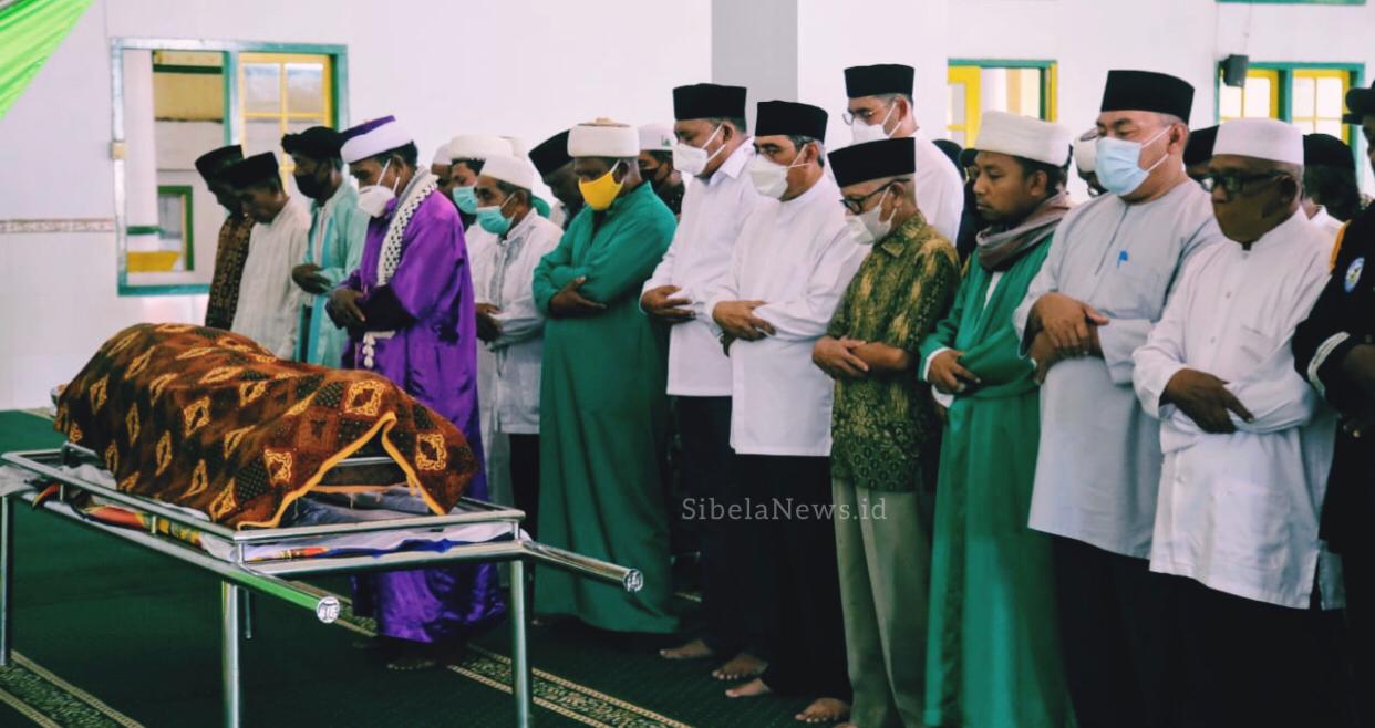 Foto Saat Melaksanakan pelaksanaan sholat fardu kifayah atas jenazah almarhum Ompu Hi. Akib Iskandar Alam (mantan Ompu Jogugu Kesultanan Bacan) di Mesjid Sultan Bacan. (foto/cecep) 