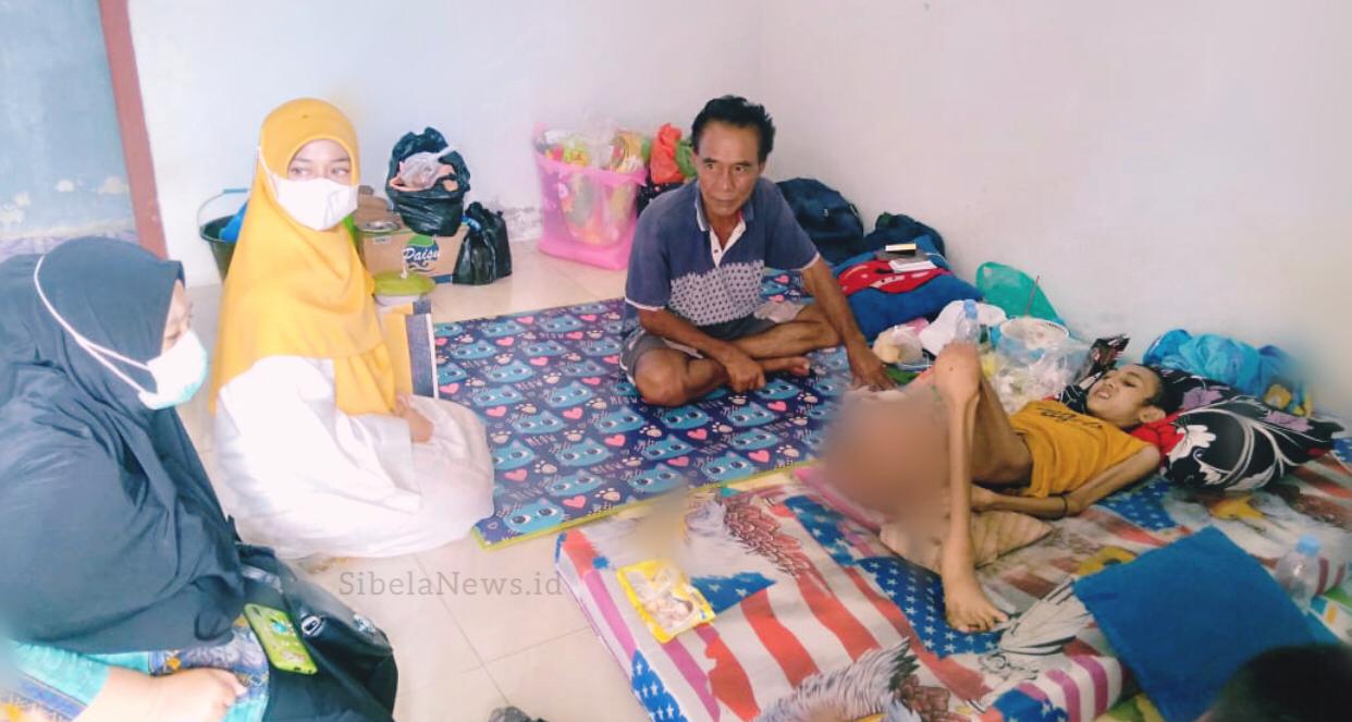 Foto Istri Wakil Bupati Halsel Rifa’at Al Sa’adah Bersama Dengan Ajudannya Mengunjungi Pasien Penderita Penyakit Tumor Kaki, Musakar Ibrahim Di RSUD Marabose. (foto/tenli)